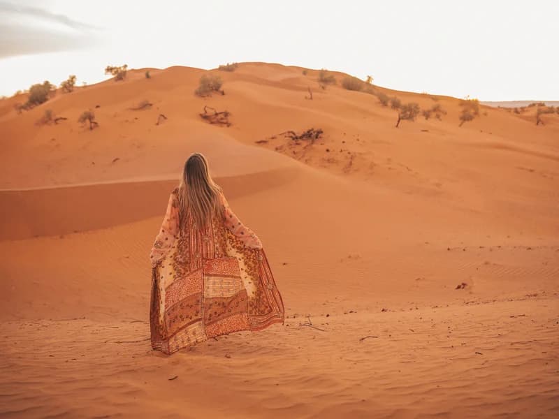 Mujer paseando por Erg Lihoudi